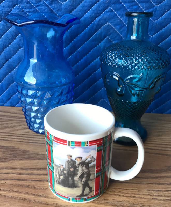 lot 2333 image: Housewares lot - glass vases and a golf-lovers coffee cup
