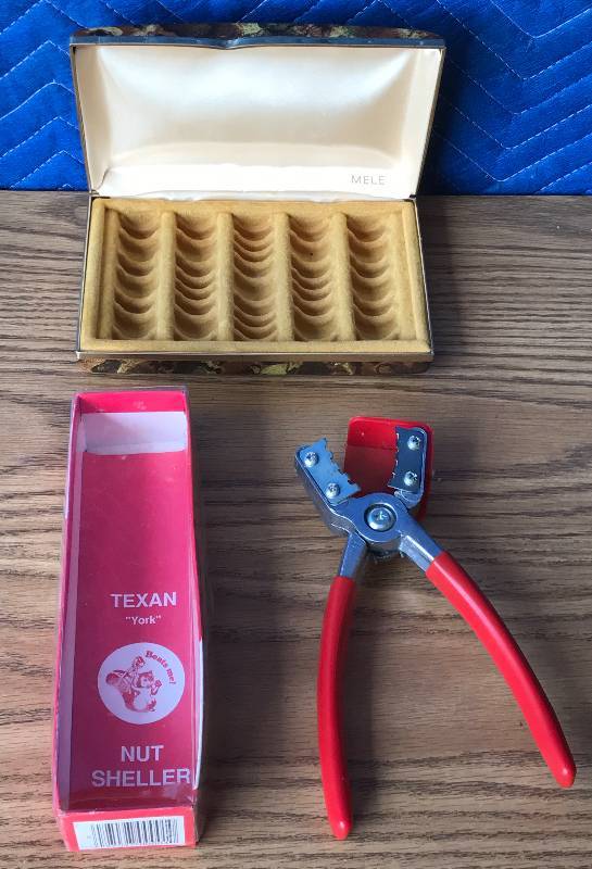 lot 2337 image: Texan York Nut Sheller and Coin Box