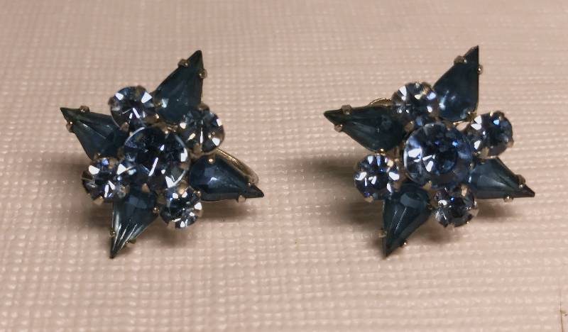 lot 2192 image: Beautiful Old Screw Back Clip-On Earrings with Blue Stones