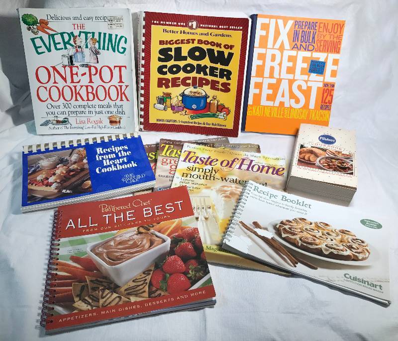 lot 2179 image: Lot of Cookbooks and Magazines - Pampered Chef, Taste of Home, Pillbury, Better Home and Gardens