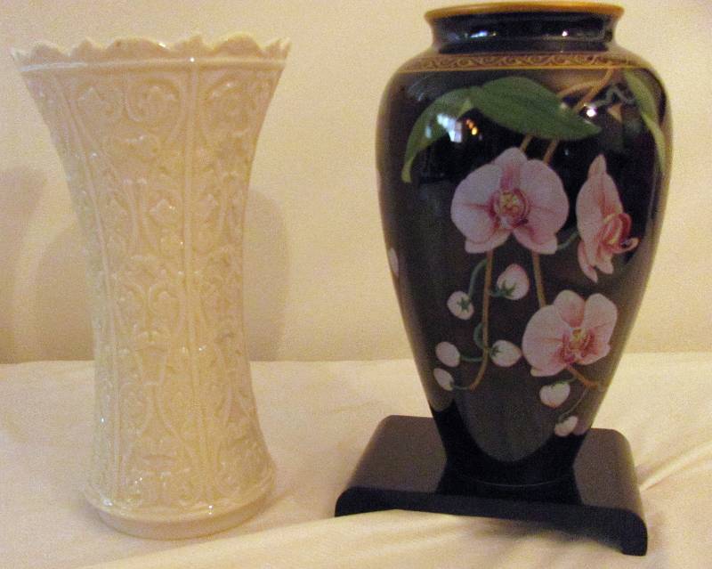 lot 6290 image: Vases - 1 Lenox and 1 Franklin Mint by Makoto Miyagi
