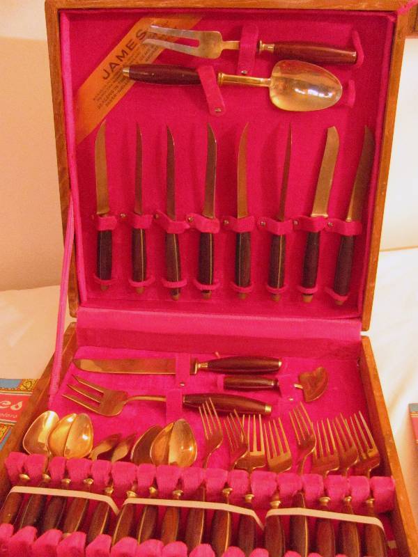 lot 6293 image: Flatware set in wooden container - JAMES Quality Jewelers from Bangkok Thailand