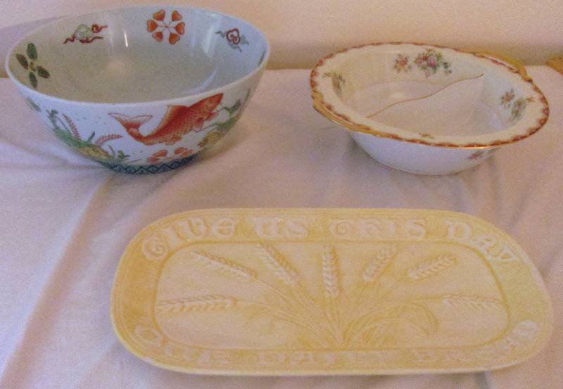 lot 6301 image: Serving Dishes - 3 pieces divided bowl, ceramic bread serving tray and large fish sauce bowl