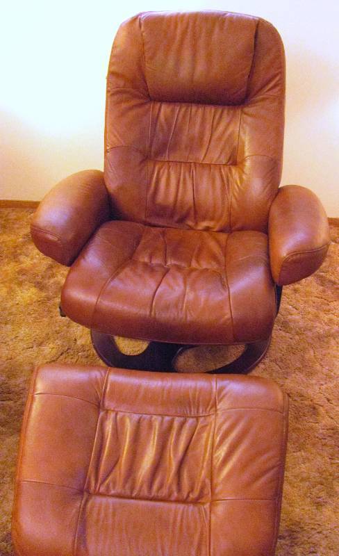 lot 6328 image: Leather Swivel Recliner wOttoman