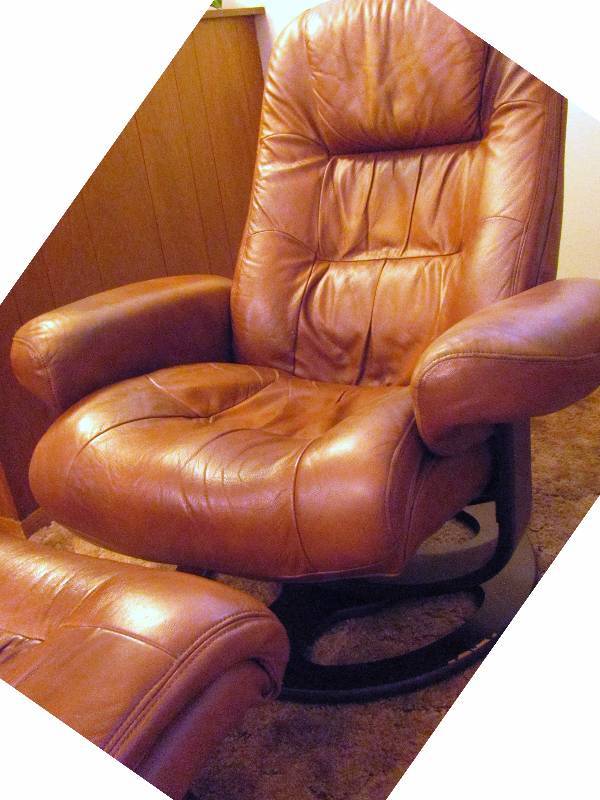 lot 6329 image: Leather Swivel Recliner wOttoman