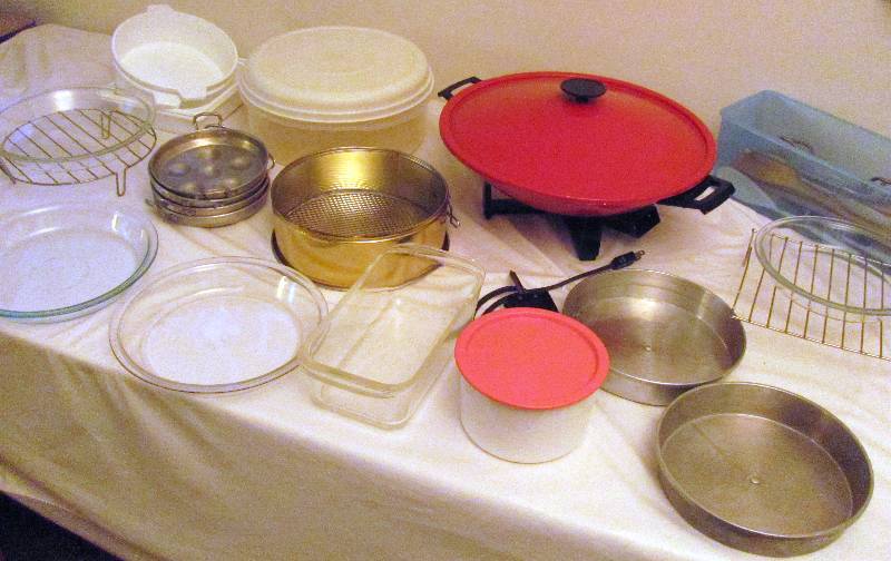 lot 6334 image: Big Lot of Housewares - with Electric Wok