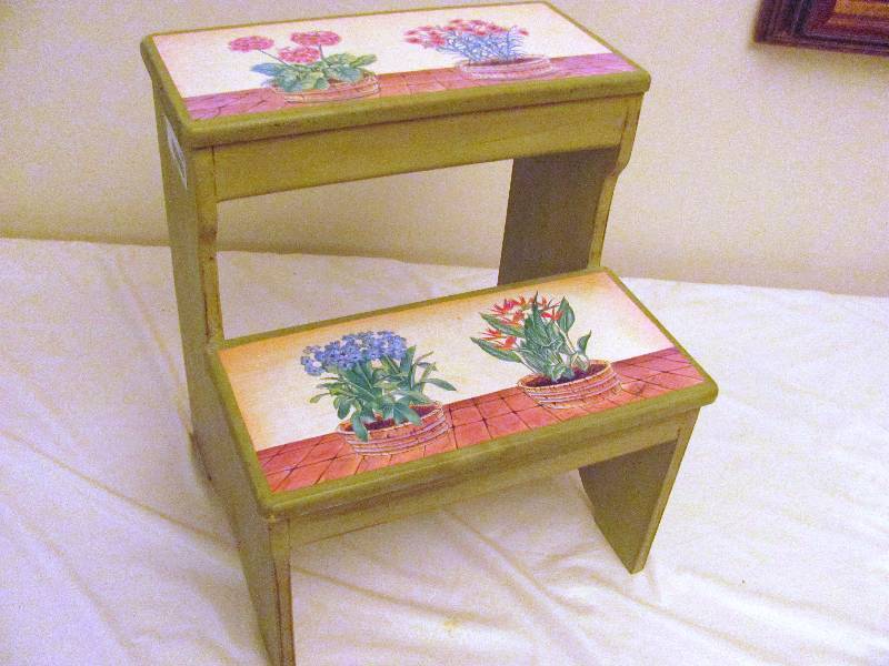 lot 6335 image: Decorative 15 Step Stool