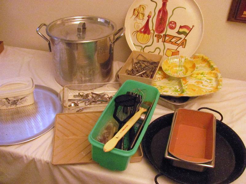 lot 6343 image: Kitchen Ware and Stock Pot - This Stock Pot Would Be Great For CHILI