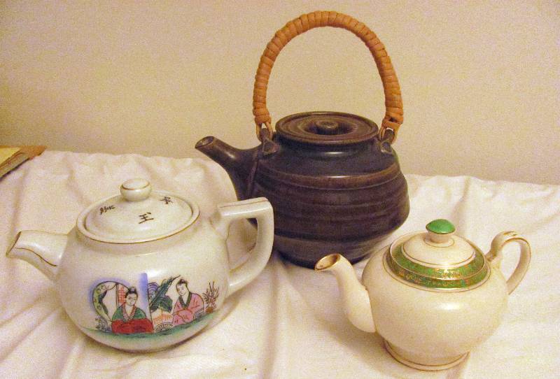 lot 6349 image: 3 Tea Pots - Alfred Meakin England & 2 Asian Designs