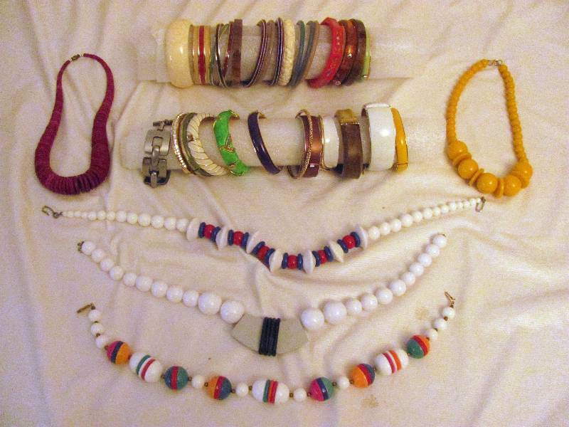 lot 6355 image: Nice Assortment of Bracelets and Necklaces