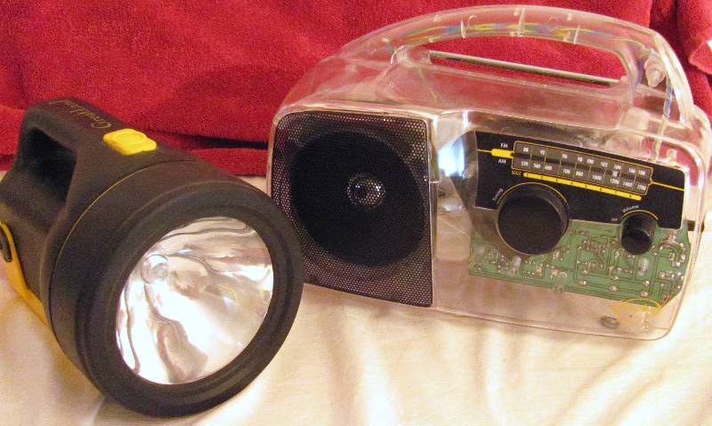 lot 6372 image: Hand Crank & Solar - See Thru Prison Radio - Works - Includes Flashligh