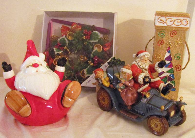 lot 6376 image: Christmas Decor - Santa Cookie Jar and Misc.