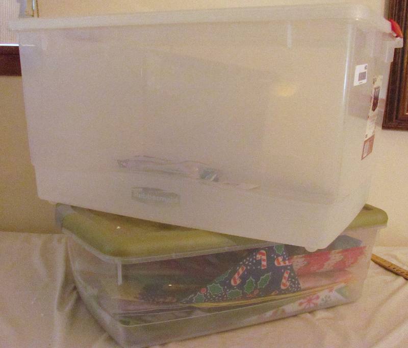 lot 6381 image: 2 Plastic Storage Containers with Lids