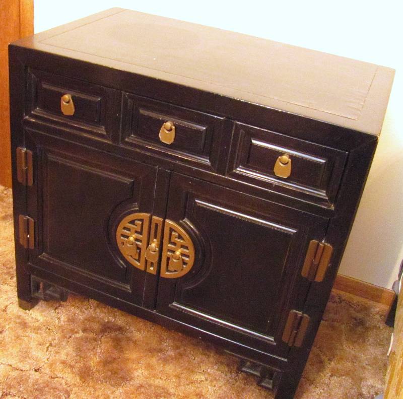 lot 6386 image: Set of 2 Century Night Stands - 26 x 25 x 16
