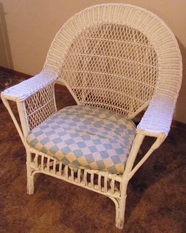 lot 6410 image: White Wicker Chair with Cushion