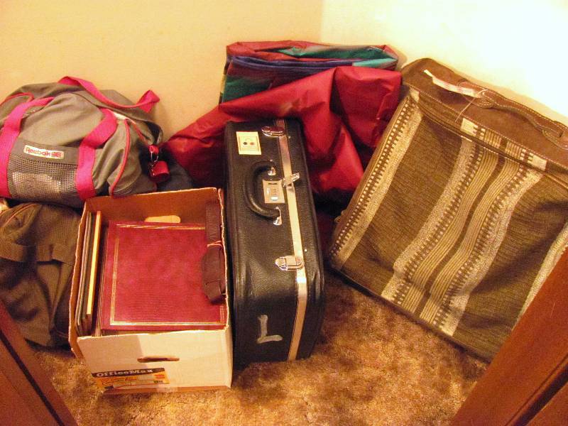 lot 6411 image: Contents of Closet