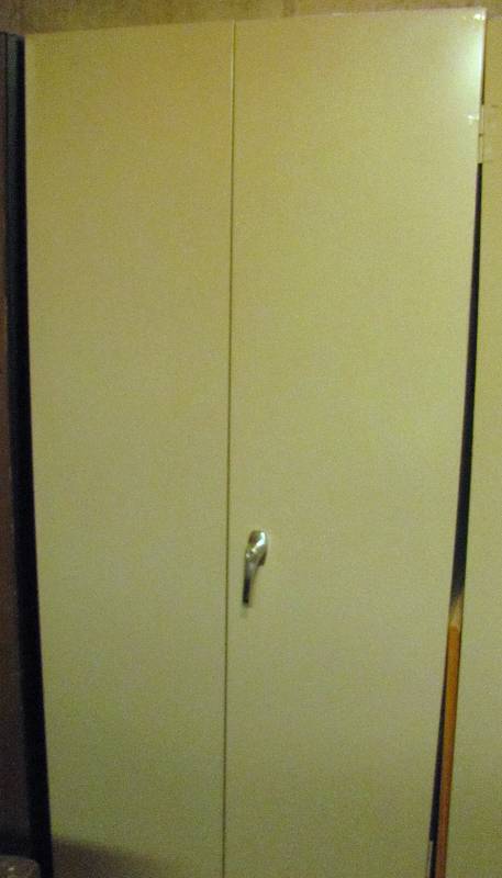 lot 6418 image: Locking Metal Cabinet with Shelves - With KEY