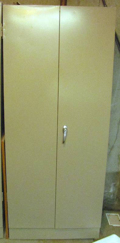 lot 6419 image: Locking Metal Cabinet with Shelves - With KEY