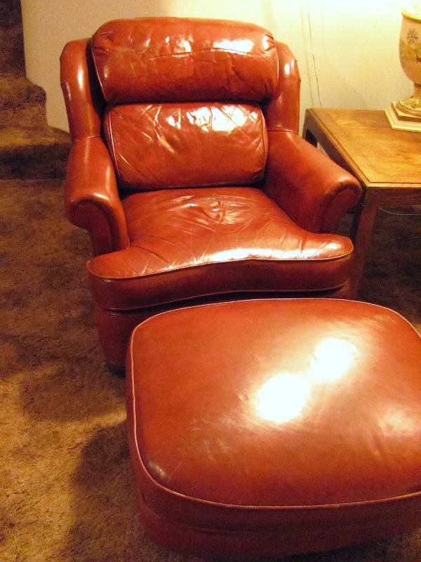 lot 7000 image: Brown Classic Leather Chair and Ottoman