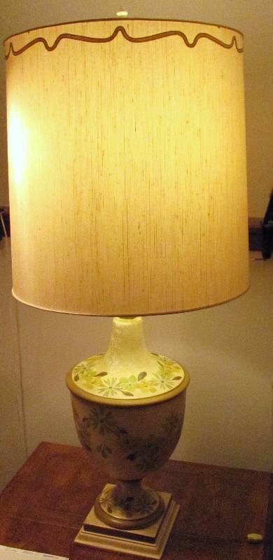 lot 7003 image: Nice Table Lamp with Shade