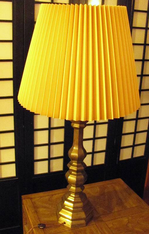 lot 7009 image: Nice Table Lamp with Shade