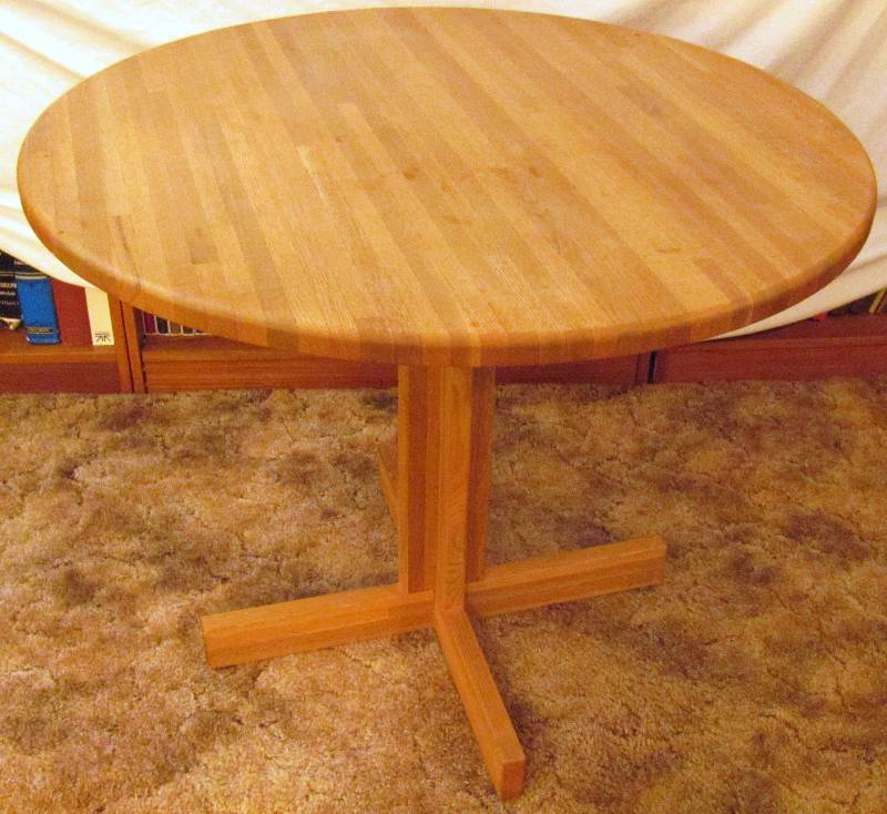 lot 7037 image: Beautiful Round Oak Table 35.5