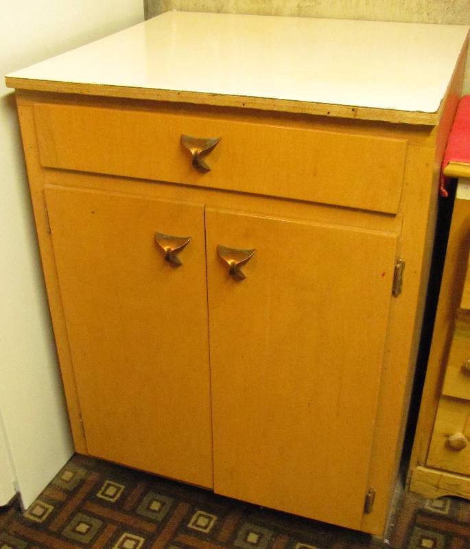 lot 7053 image: Vintage Storage Cabinet - 26 x 35.5 x 24.5