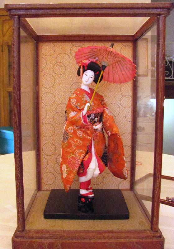 lot 7059 image: Oriental Figurine in Show Case - Very Collectible - Showcase Included