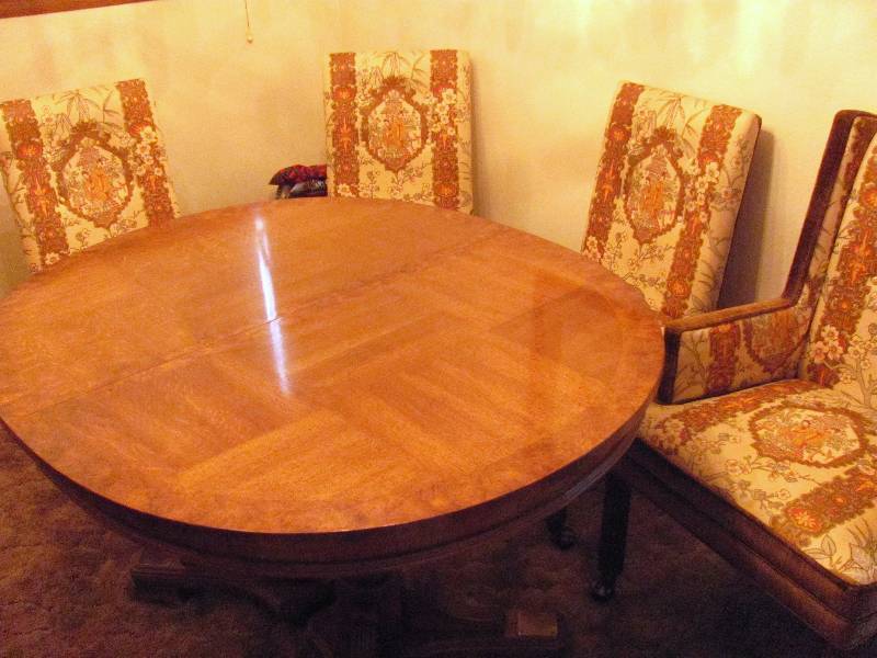 lot 7060 image: 5 Piece Dual Pedestal Dining Set with 2 - 20 Leaves & Chairs