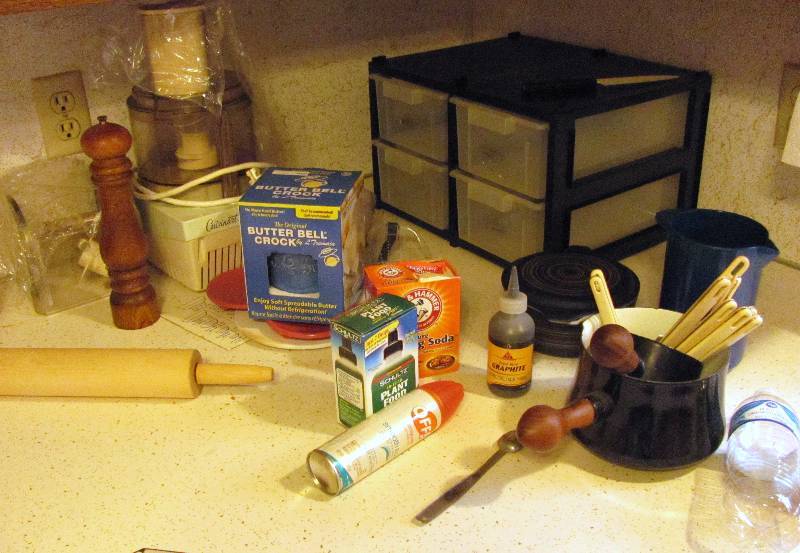 lot 7089 image: Contents of kitchen cabinets - Lots of stuff