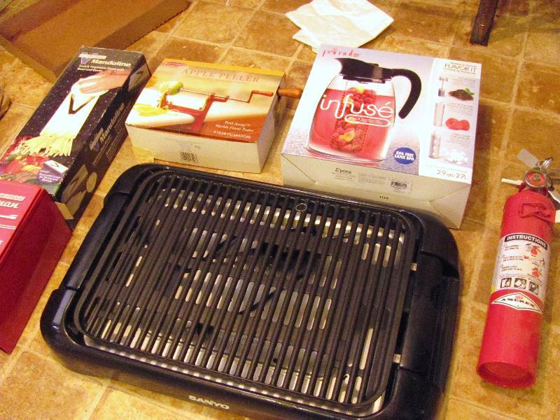 lot 7095 image: Misc Kitchen Lot - grill, fire extingusher, etc.