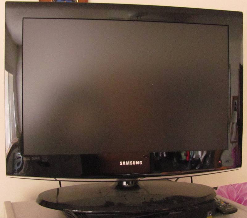 lot 7114 image: Samsung Flat screen TV with remote Approx 22