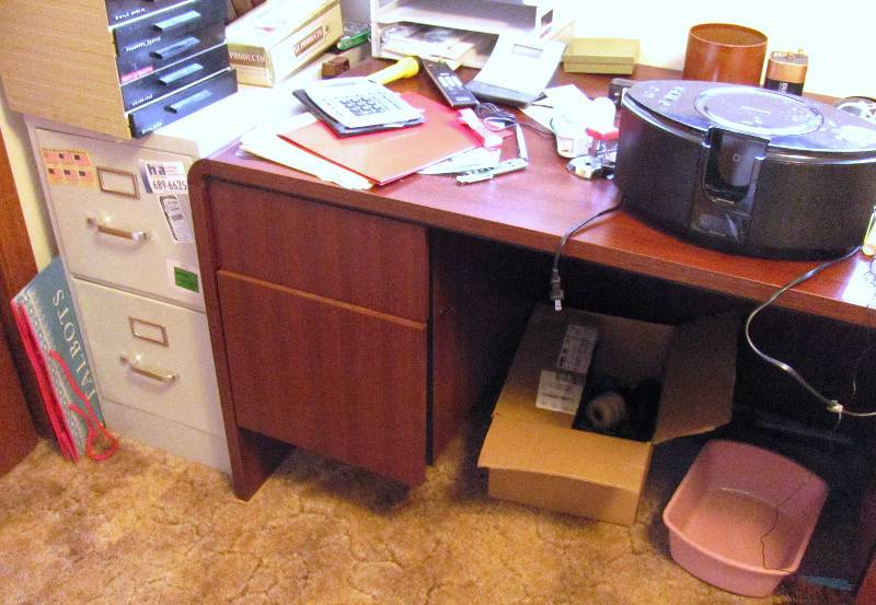 lot 7120 image: Lot of office furniture - desk, chair, filing cabinets