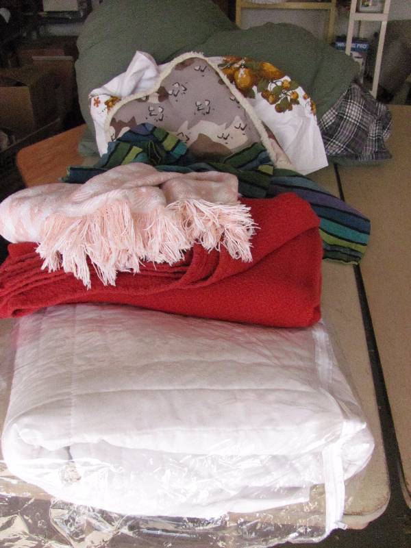 lot 7130 image: Box of Bedding, blankets
