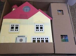 lot 55730 image: Bluey Ultimate Heeler Playhouse & Toy Box