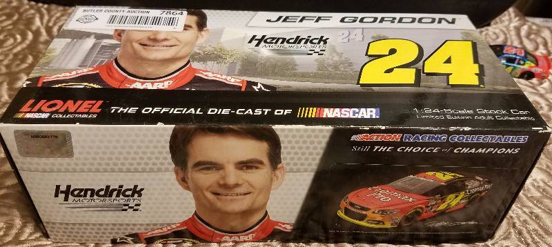 lot 7864 image: JEFF GORDON #24 Lionel NASCAR 124 Scale Stock Car NEW in BOX