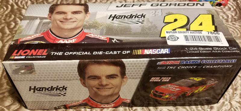 lot 7866 image: JEFF GORDON #24 Lionel NASCAR 124 Scale Stock Car in BOX