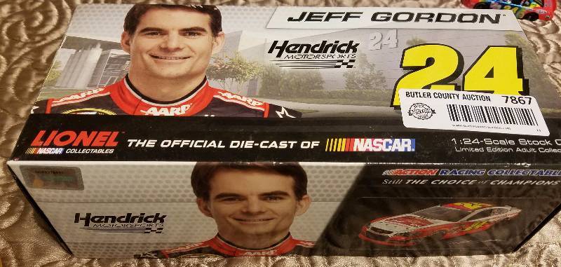 lot 7867 image: JEFF GORDON #24 Lionel NASCAR 124 Scale Stock Car in BOX