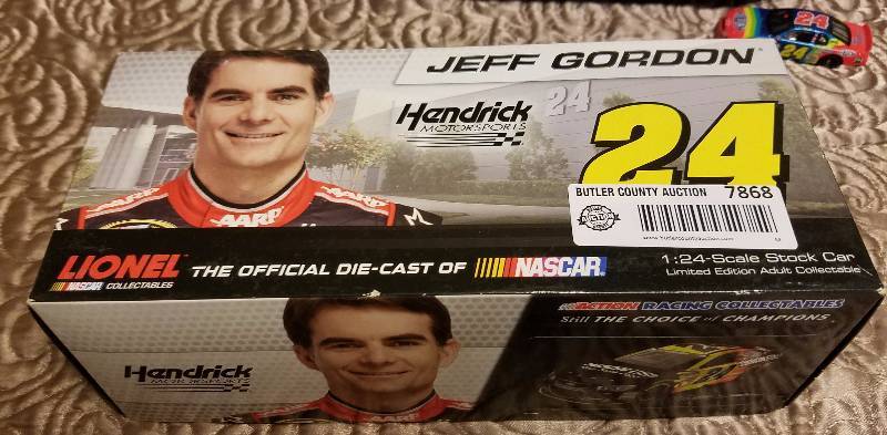 lot 7868 image: JEFF GORDON #24 Lionel NASCAR 124 Scale Stock Car in BOX