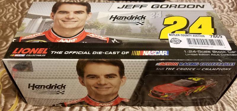 lot 7869 image: JEFF GORDON #24 Lionel NASCAR 124 Scale Stock Car in BOX