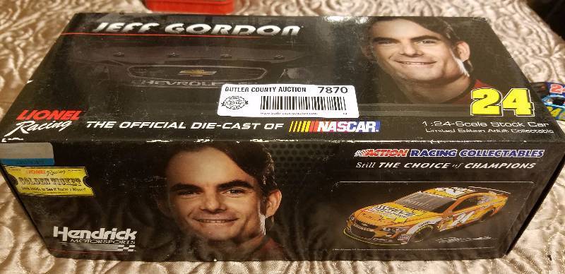 lot 7870 image: JEFF GORDON #24 Lionel NASCAR 124 Scale Stock Car in BOX