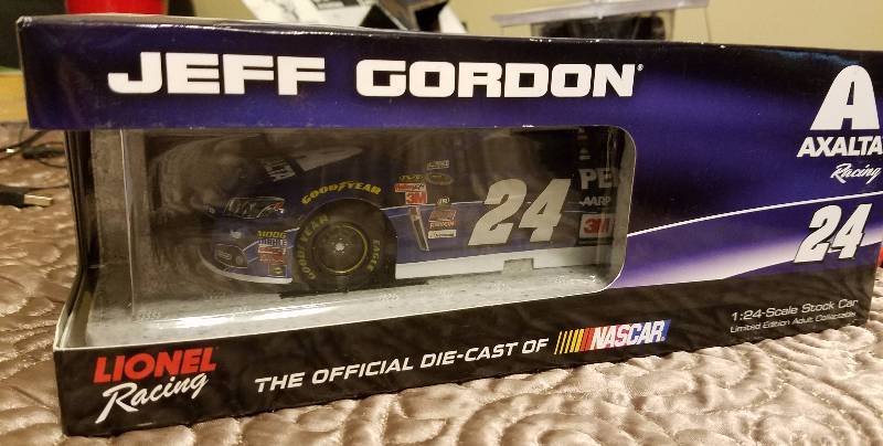 lot 7871 image: JEFF GORDON #24 Lionel Racing NASCAR PENN STATE 124 Scale Stock Car NEW in BOX