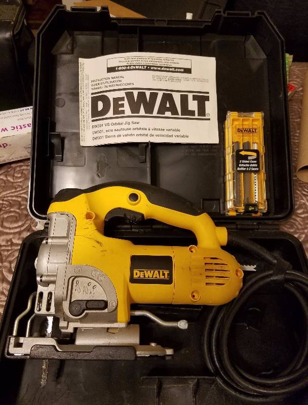 lot 7884 image: Dewalt Orbital Jigsaw DW331 - 6.5 Amp motor - T-shank saw blades