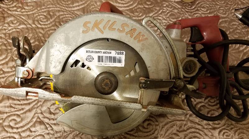 lot 7888 image: 7 14 Worm Drive Skilsaw - MAG 77 - 15 AMP - SHD77M