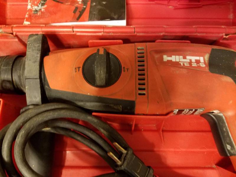 lot 7918 image: Hilti TE 2-S Hammer Drill with Bits in Working Order