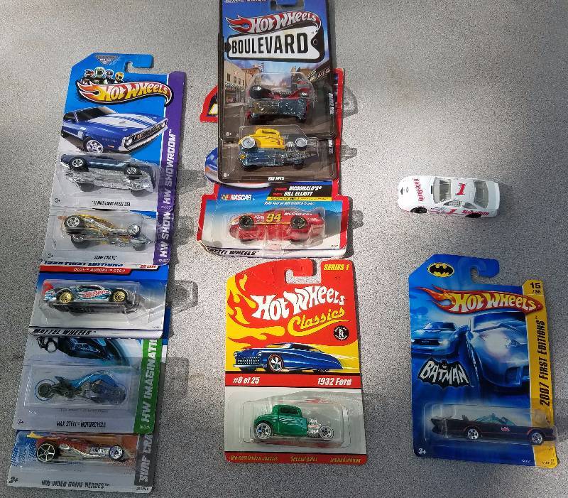 lot 7953 image: 10 HOT WHEELS Cars - Collection (INCLUDES THE BATMOBILE) BATMAN