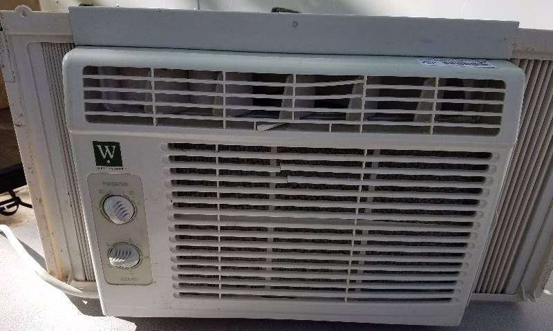 lot 7957 image: West Point Window Air Conditioner