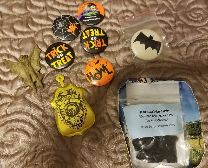 lot 7961 image: Misc. Lot of Button Pins (old Batman)