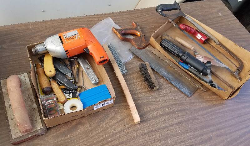 lot 7975 image: Miscellaneous Hand Tools - Saws & Carpet Knives
