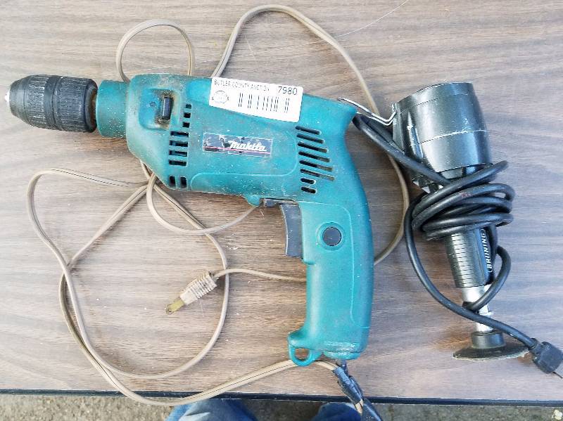lot 7980 image: 38 Makita Drill and Dremel Tool